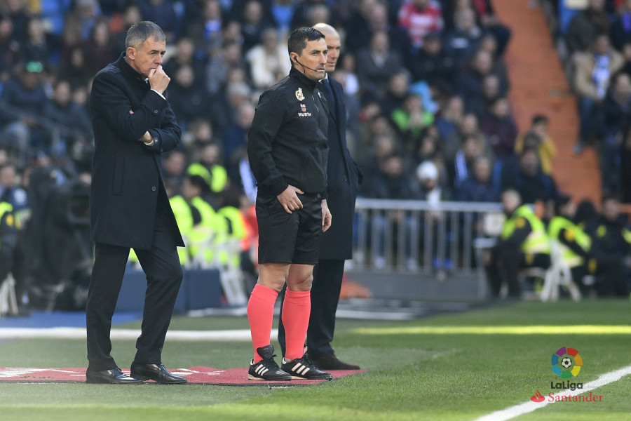Alcaraz, cerca de Zidane en los banquillos del Bernabéu (LA LIGA)
