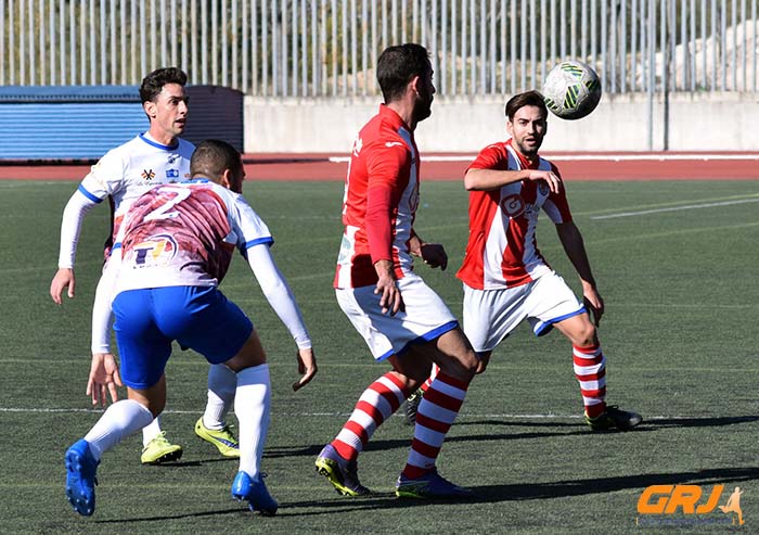 Choco y Garrido pugnan por el balón con dos jugadores del Torredonjimeno (CASTILLO)