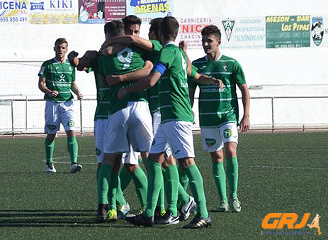 Los jugadores locales celebran el tanto de Salcedo (LÁZARO)