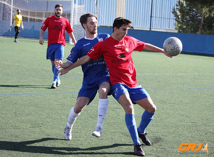 Una acción del encuentro jugado por el At. Monachil en el campo del Adra (M. LÓPEZ)