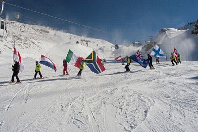 Bajada de banderas en Sierra Nevada 