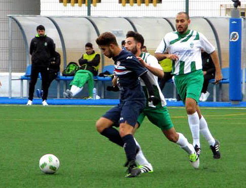 Una acción del partido jugado por el Atarfe ante el River (FARO MELILLA)