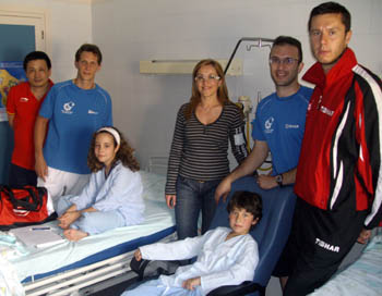 Los jugadores del CajaGranada visitaron el Hospital bastetano
