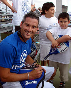  Lamperti firmando autografos a los más pequeños