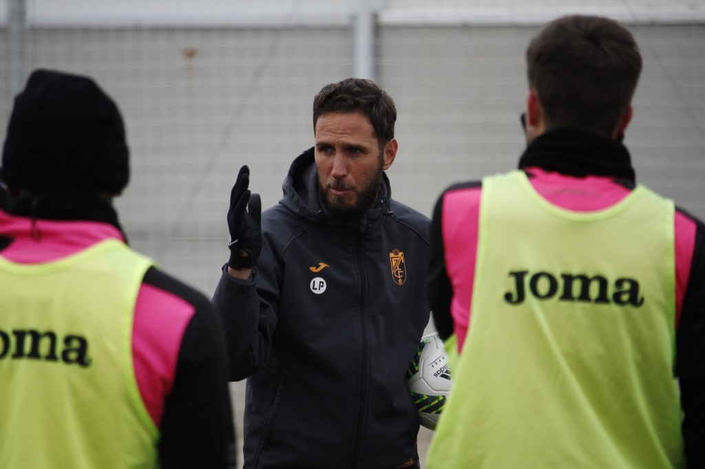 Planagumà da instrucciones a sus jugadores en un entrenamiento (GRANADA CF)