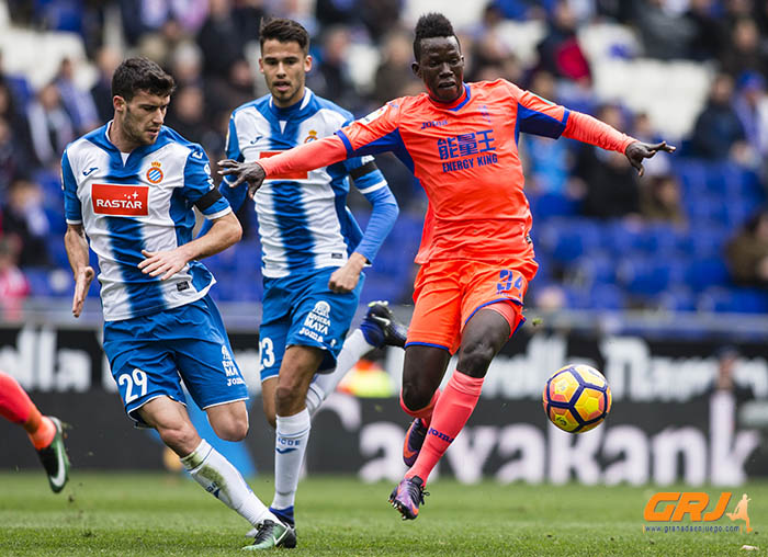 Aly Mallé en una acción del encuentro ante el RCD Espanyol (LOF)