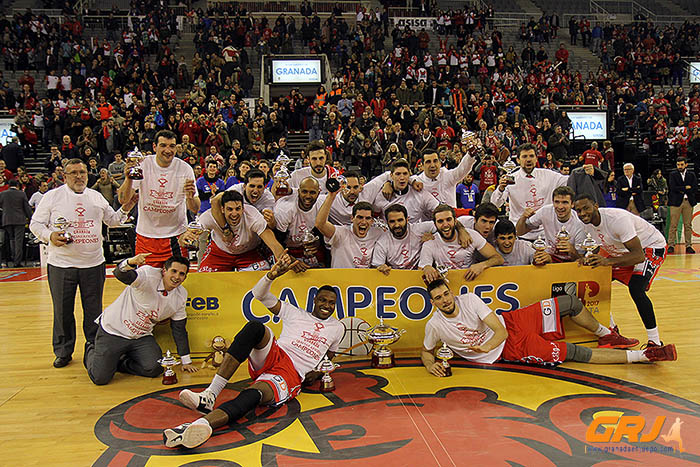 Los jugadores del Coviran Granada celebran la victoria en la Copa (JOSÉ VELASCO)