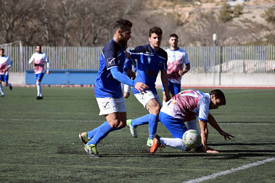 Diego trata de controlar el balón ante la presión de los rivales (CASTILLO)