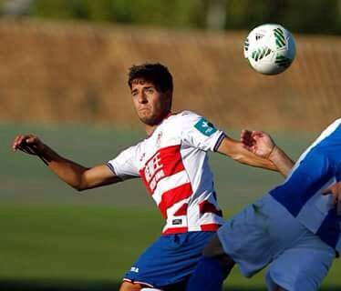 Un jugador del Granada intenta un centro (GRANADA CF)
