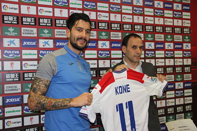 Piru, a la derecha, en la presentación de Kone (GRJ)