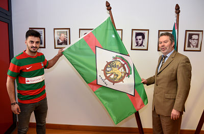 Martins ya posa en su nuevo club 