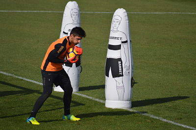 Oier tiene pie y medio fuera del Granada 