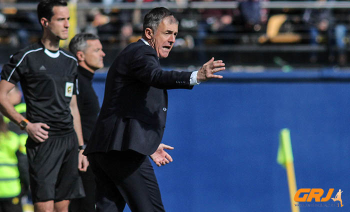 Alcaraz da indicaciones durante el encuentro ante el Villarreal (LOF)