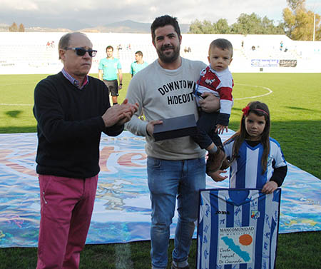 Romario fue homenajeado en los prolegómenos del encuentro (MUCHO DEPORTE)