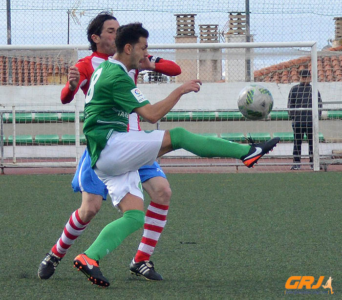 Una acción del encuentro jugado entre Huétor Vega y Torredonjimeno (LÁZARO)