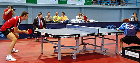 Vladimir Samsonov con Hu Bin en el partido más reñido de la semifinal (GRJ)