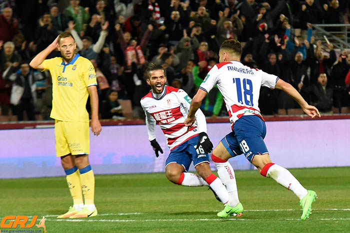 Pereira celebra con Carcela el tanto de la victoria (JOSÉ M. BALDOMERO)