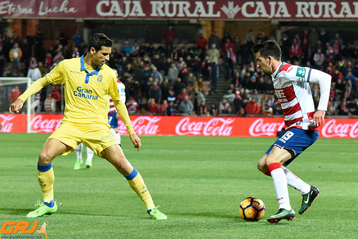 Isaac Cuenca encara a un jugador de la UD Las Palmas (J. M. BALDOMERO)