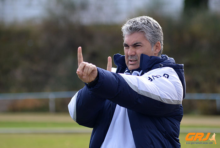 Joseba Aguado da instrucciones a sus jugadores en un partido (GRJ)