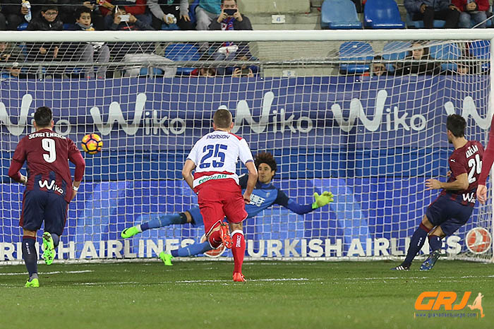 Ochoa no pudo adivinar la trayectoria del penalti lanzado por Adrián Ramos (LOF)