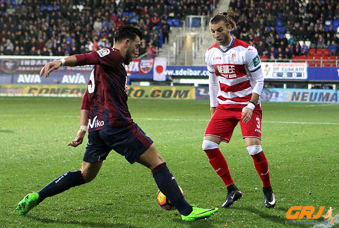 Gastón Silva presiona a un jugador del Eibar (LOF)