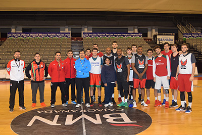 Ruth junto a los jugadores del CB