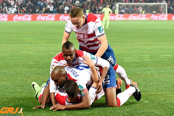 Los jugadores nazaríes celebran el tanto de Adreas Pereira (J. M. BALDOMERO)