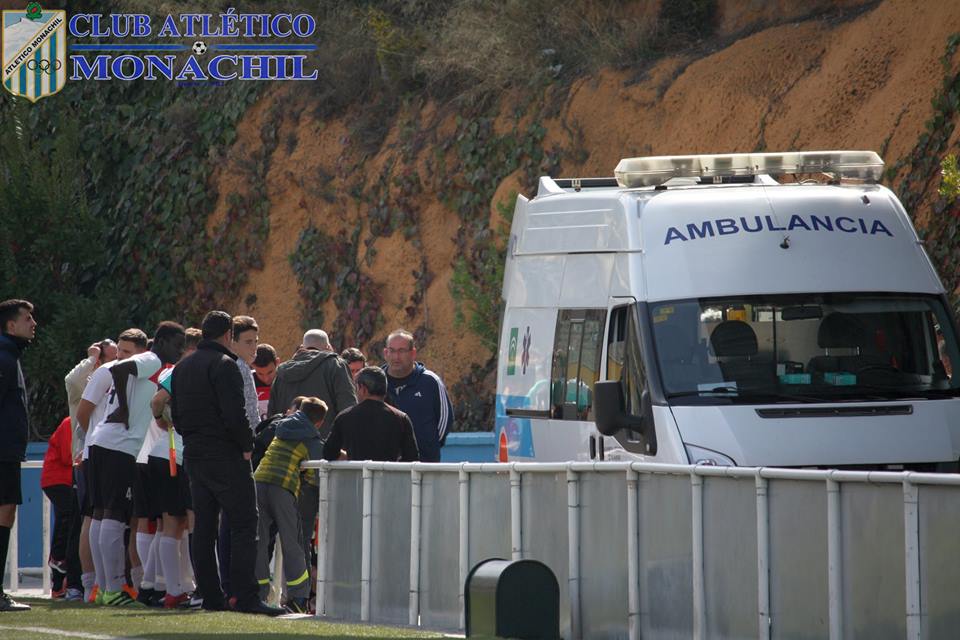 Efectivos sanitarios atienden al jugador (AT. MONACHIL9