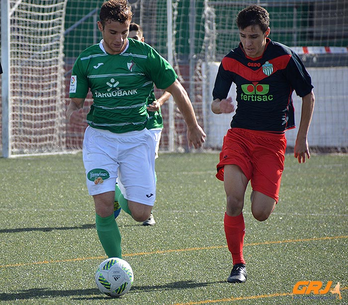 Atarfe y Huétor Vega en una acción del partido de la primera vuelta (LÁZARO)