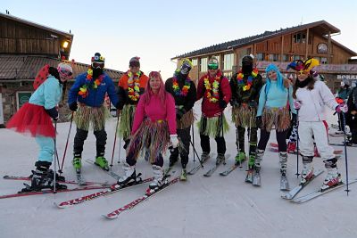 Participantes en el descenso de carnaval 