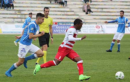 Corozo sube el balón perseguido por Fran Martínez (DEPORTEDELAISLA.COM) 