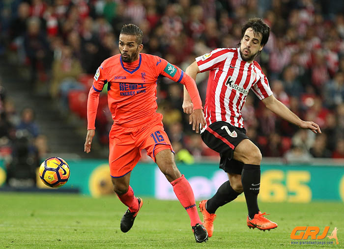 Carcela disputa un balón con un jugador del Athletic (LOF)