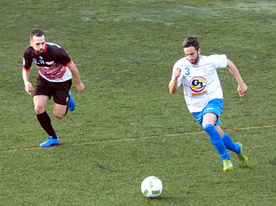 El jugador lojeño Choco persigue al local Igna (CASTILLO)