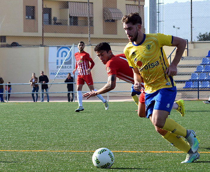 Un jugador hueteño avanza con el balón durante el encuentro (CASTILLO)