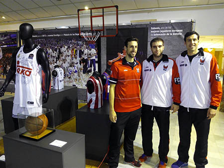 Los jugadores nazaríes en su visita al Museo del Deporte (GRJ)
