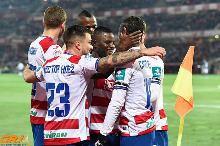 Los jugadores rojiblancos celebran el tanto de Wakaso (JOSÉ M. BALDOMERO)