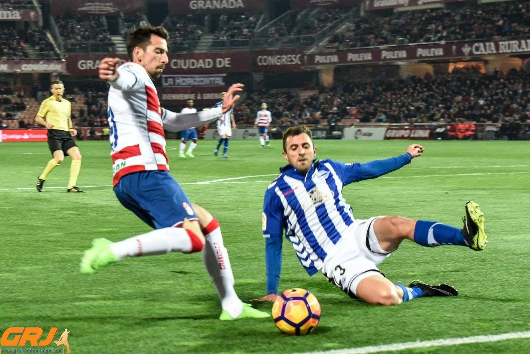 Cuenca intenta centrar ante un jugador del Alaves (J.M. BALDOMERO)