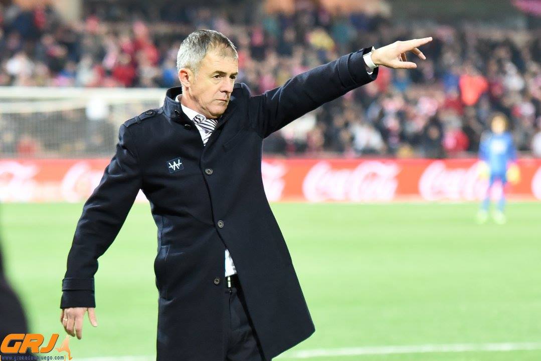 Alcaraz da indicaciones en la banda (J. M. BALDOMERO)