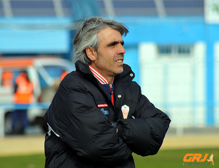 Roberto Cuerva, entrenador del Guadix CF, durante un partido (GRJ)