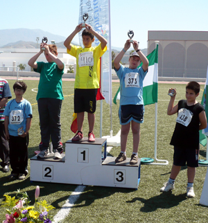 Los vencedores recogen su trofeo
