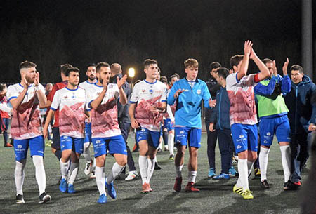 Los jugadores lojeños aplauden a la afición tras el partido (CASTILLO)