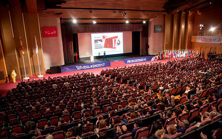 Panorámica de la sala abarrotada del Palacio de Exposiciones y Congresos en la gala inaugural 