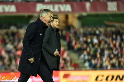 Alcaraz dando instrucciones durante el encuentro (J. M. BALDOMERO)