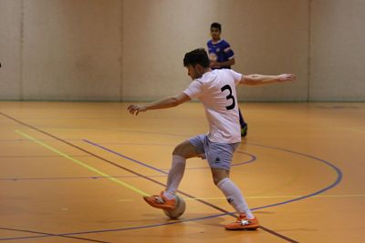 Álex Motos conduce el balón 