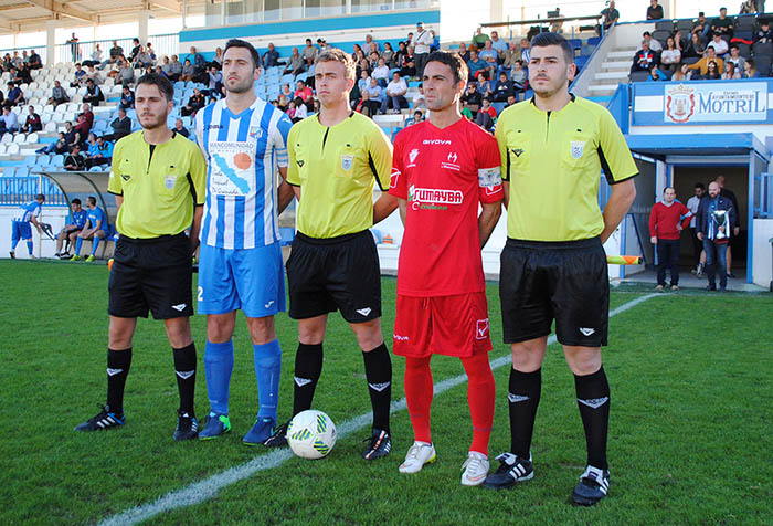 Los capitanes de Motril (Bustos) y Maracena (Igna), posan con el colegiado
