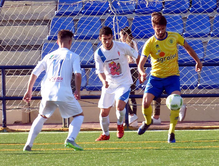 Fran con el balón ante dos jugadores accitanos (CASTILLO)