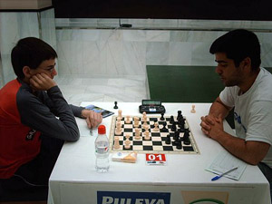 Antonio Pintor (izquierda) durante una partida