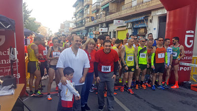 Los participantes preparados para tomar la salida 