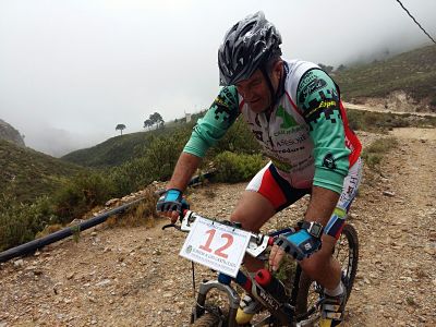 Uno de los ciclistas veteranos llegando a la meta 