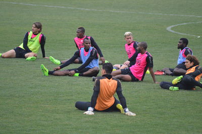 Los jugadores estiran tras el entrenamiento 